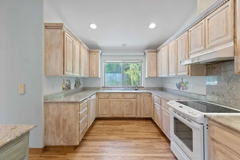 1946 NW Crown Street , Grants Pass, OR 97526, Grants Pass, Oregon, United States. - Photo 7