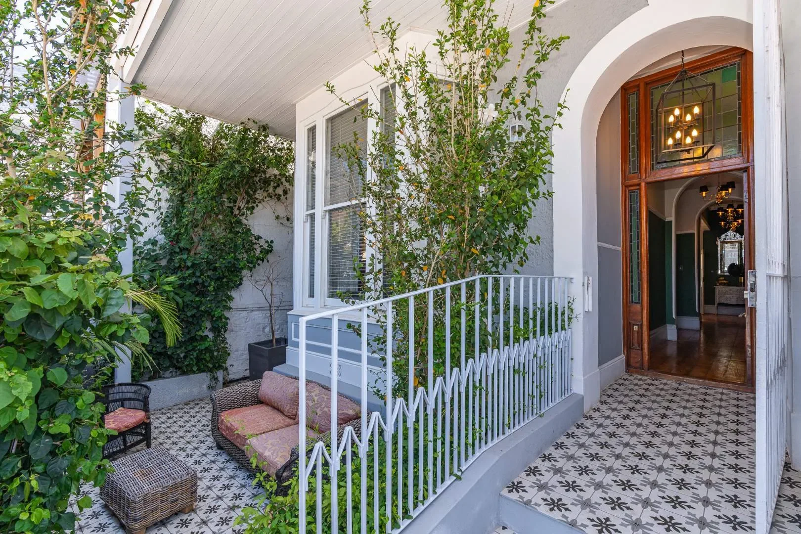 Exterior photo 4