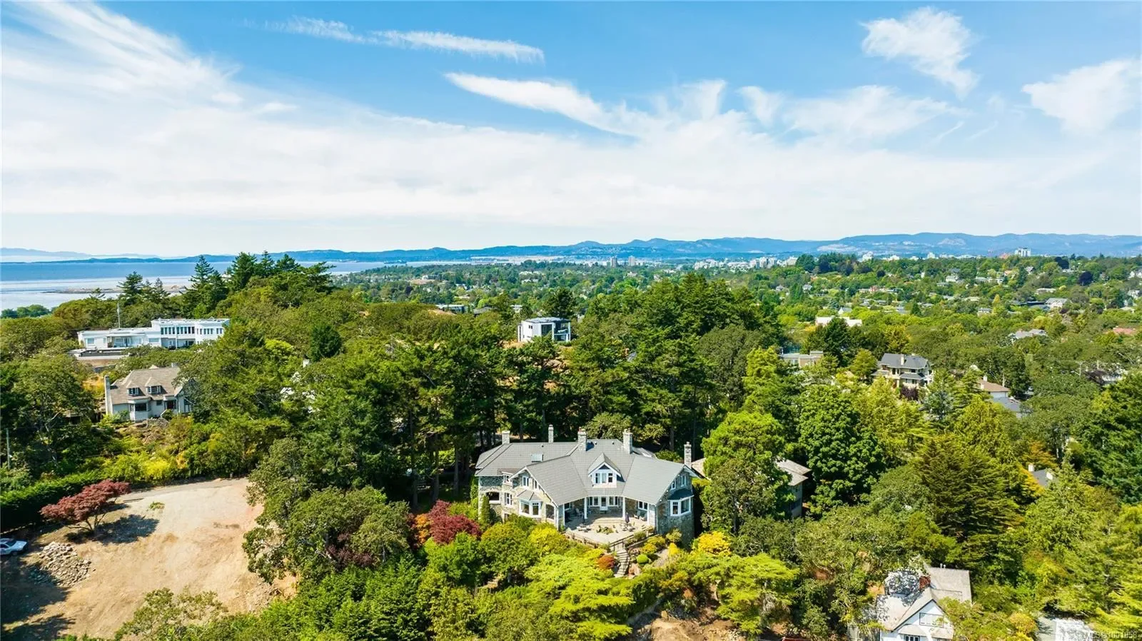 305 Denison Rd, Oak Bay, British Columbia, Canada. - Photo 38