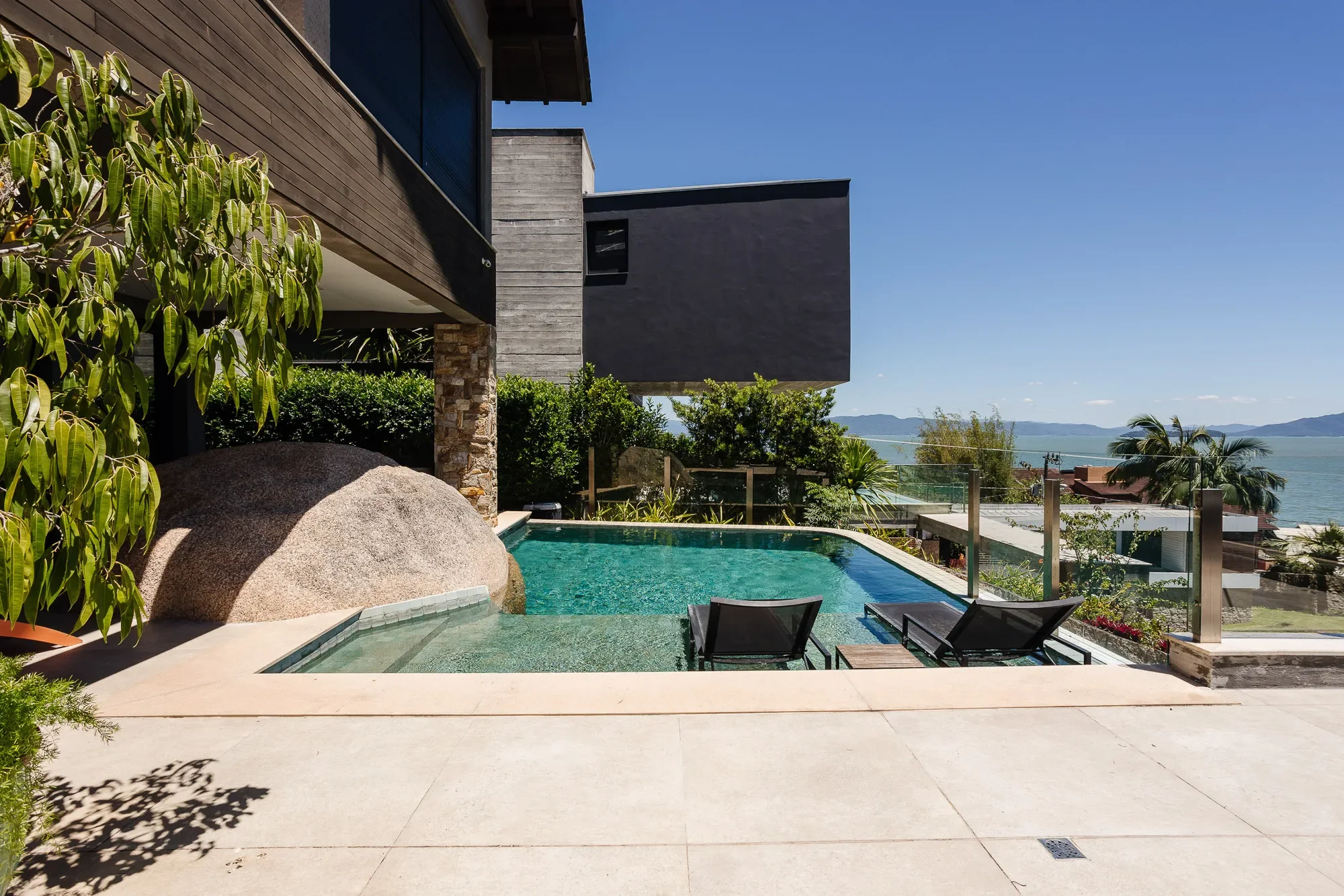 Exterior photo 2