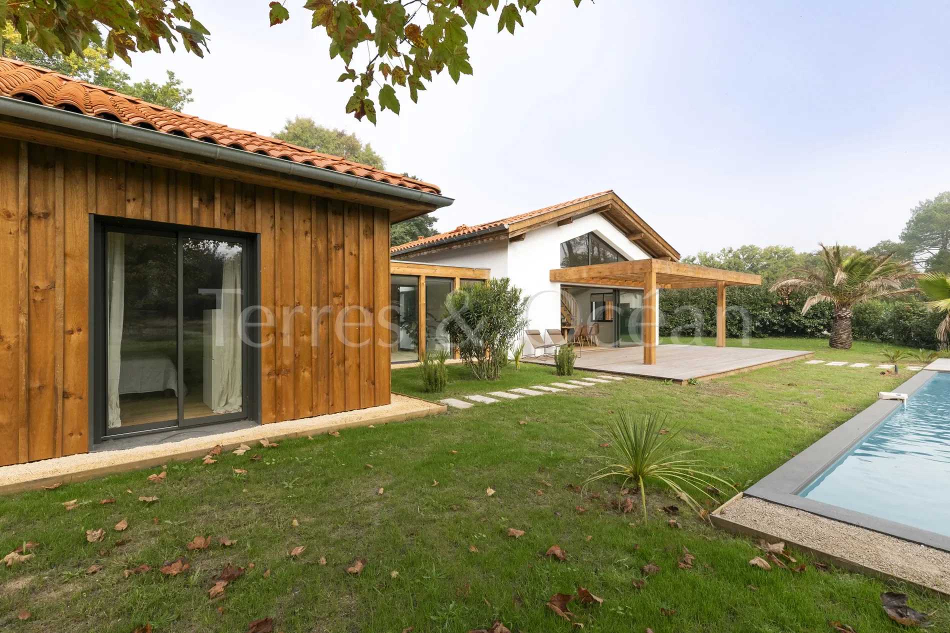 Exterior photo 8