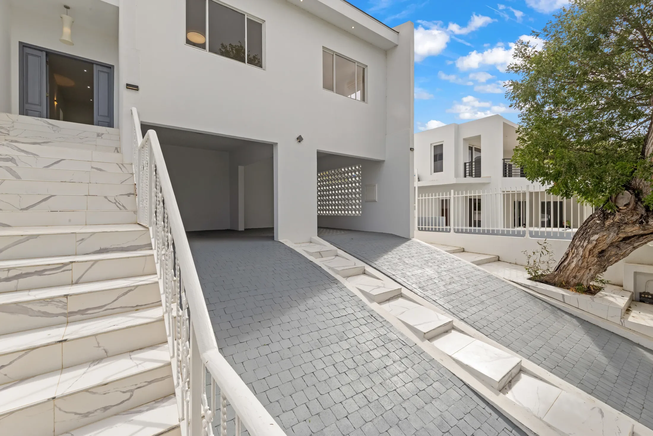 Exterior photo 3