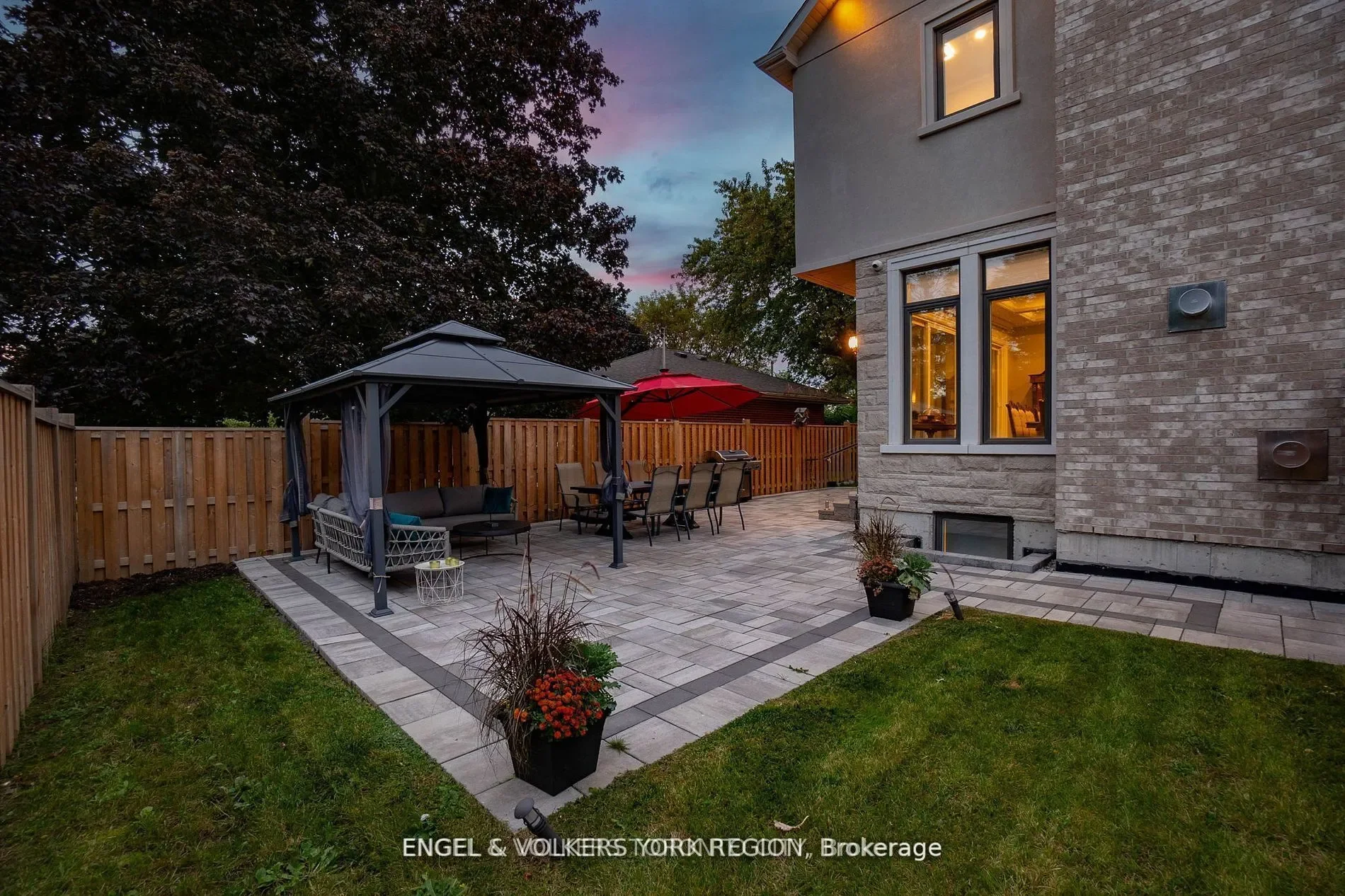 Exterior photo 6