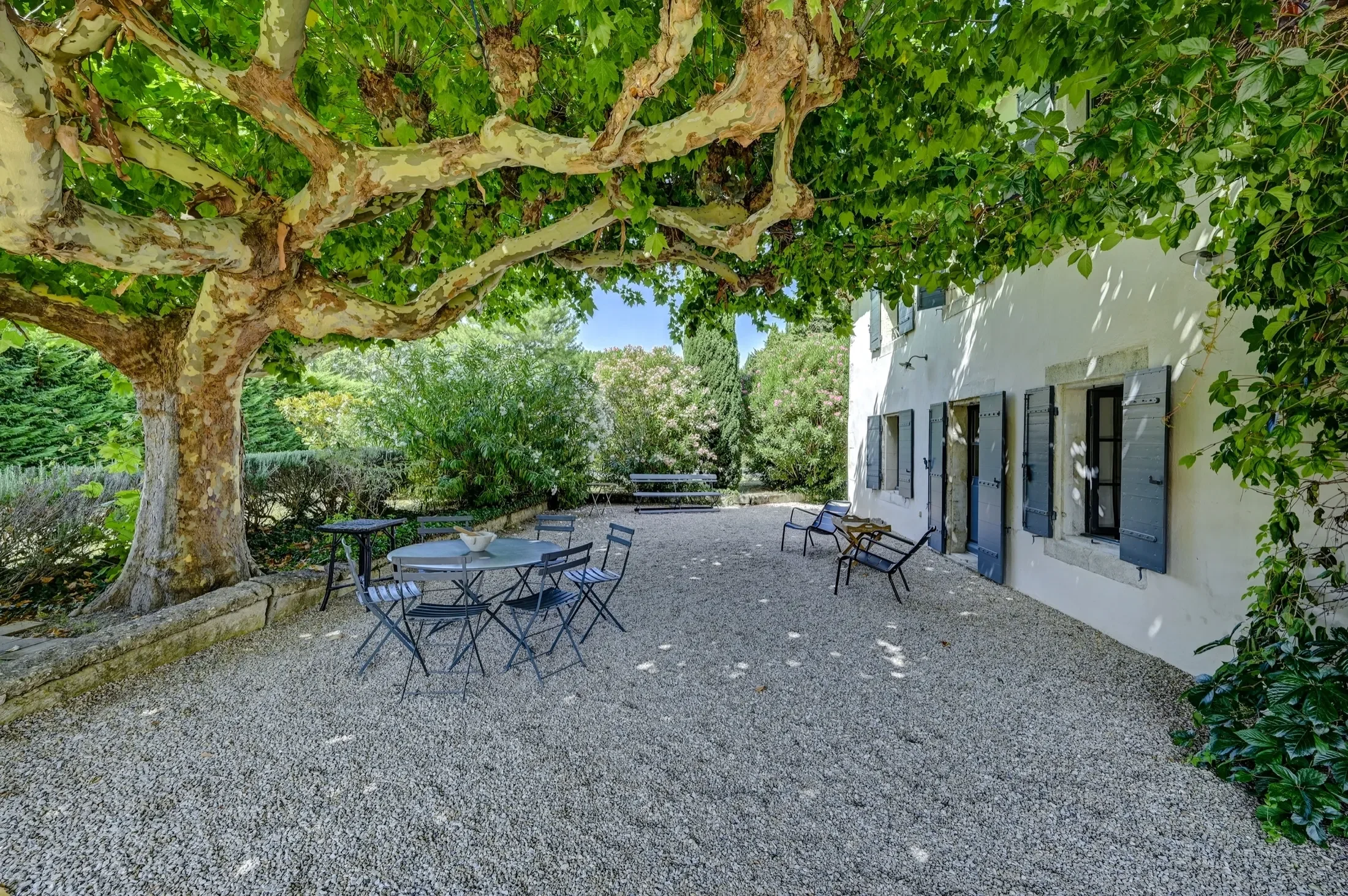 Exterior photo 2