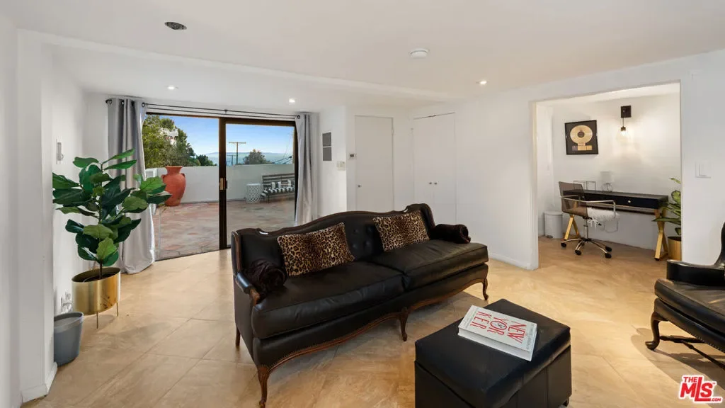 1790 Viewmont Drive, Los Angeles, California, United States. - Photo 27