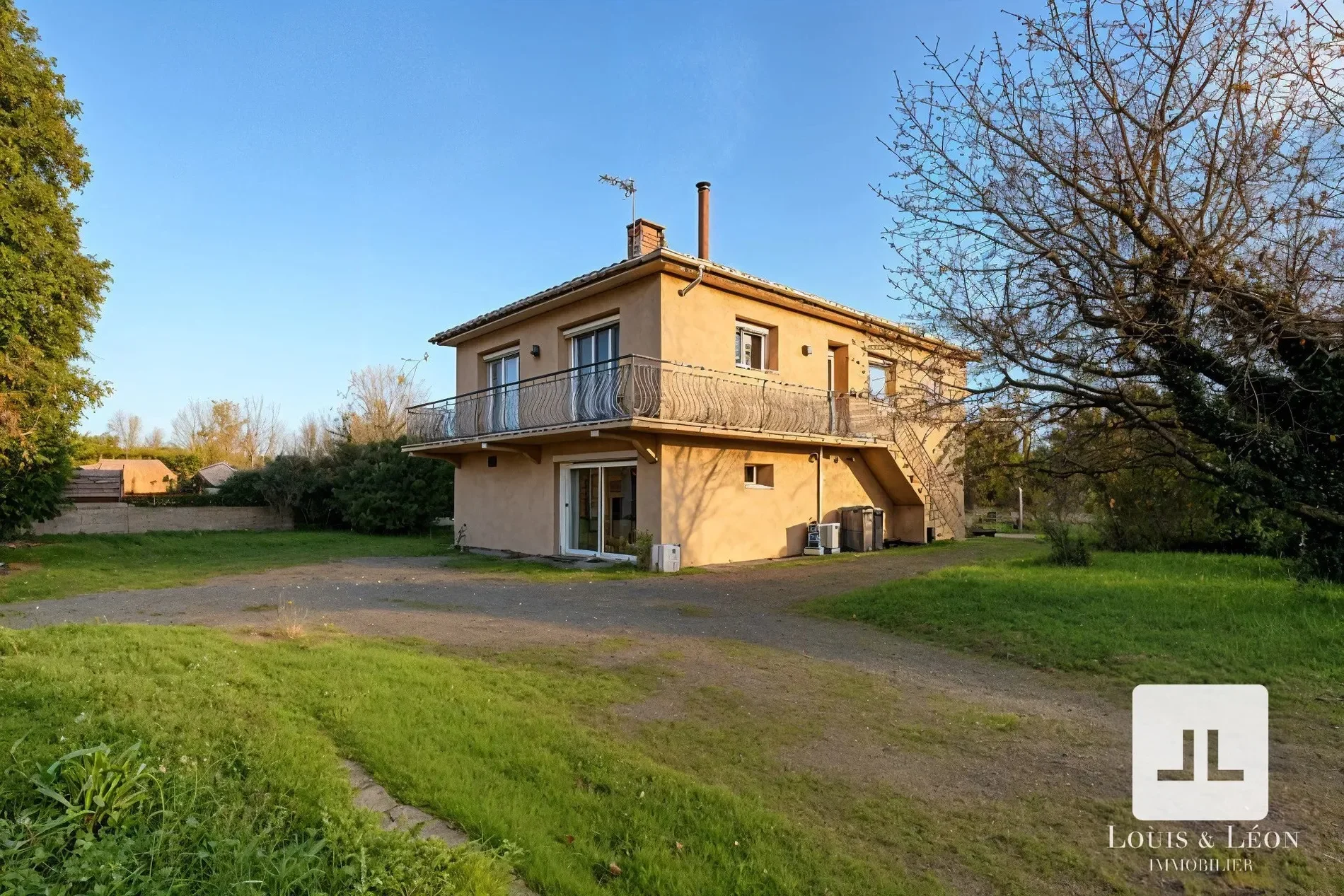 Exterior photo 3