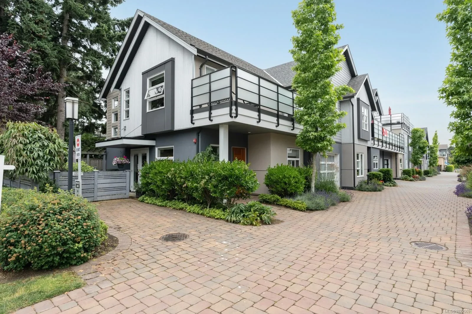 Exterior photo 2