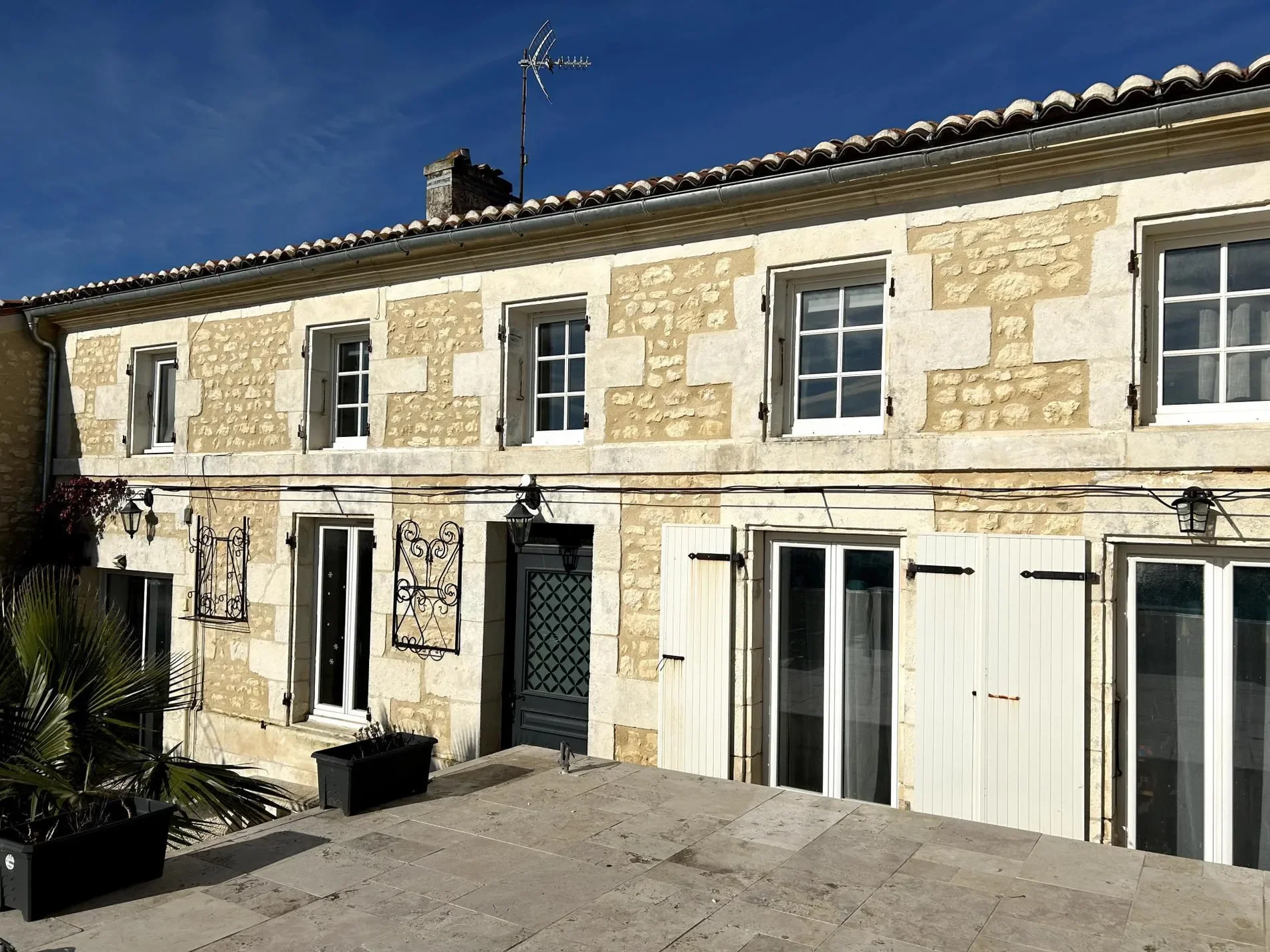 Exterior photo 3