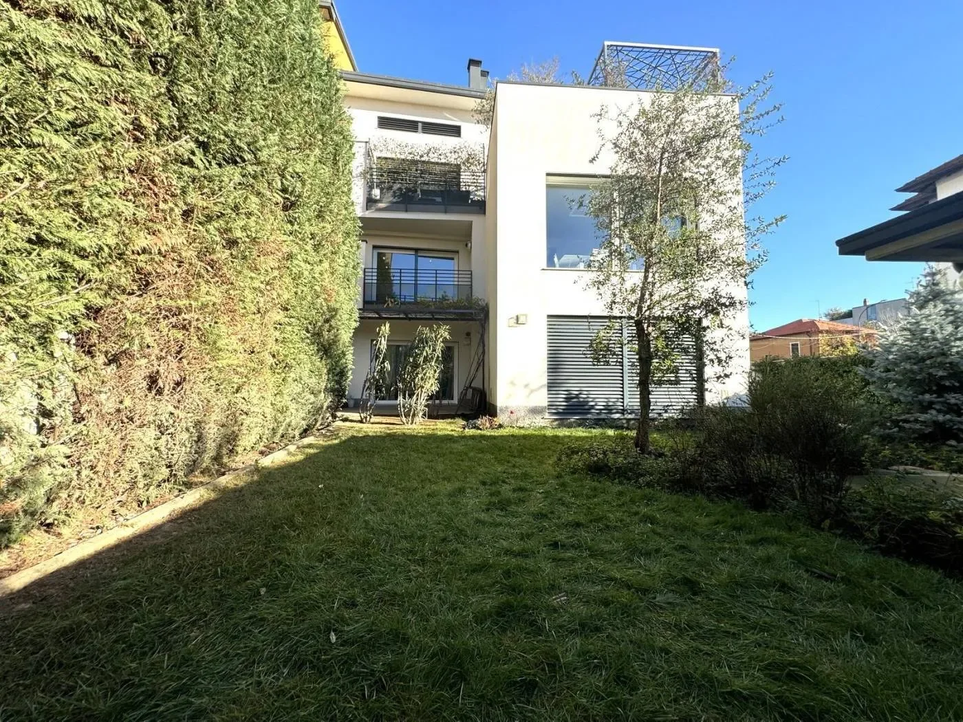 Exterior photo 6