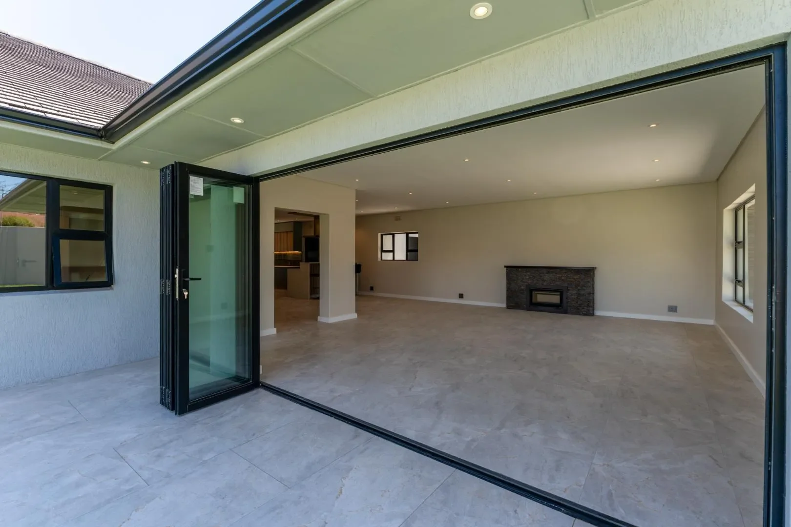 Exterior photo 1
