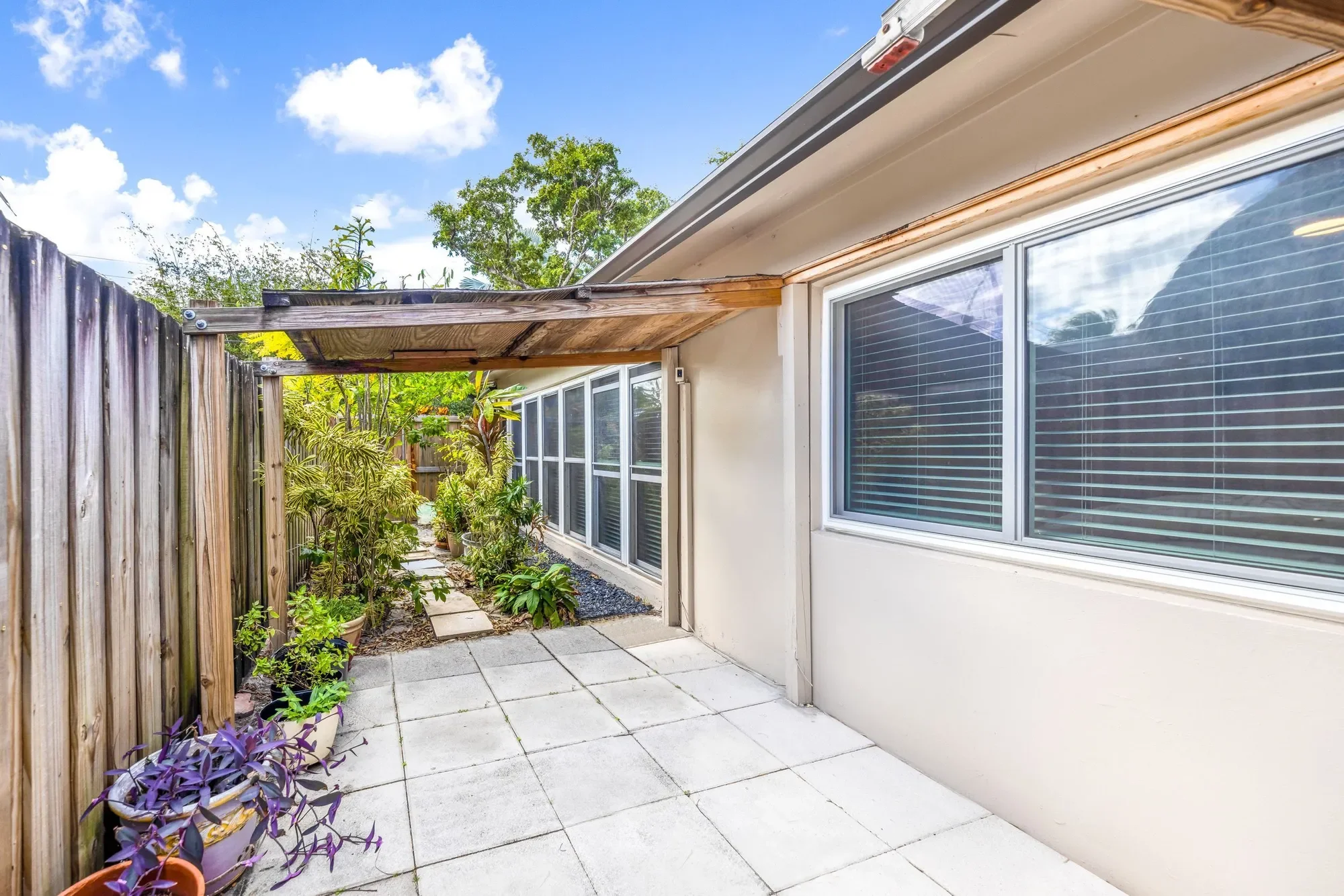Exterior photo 6