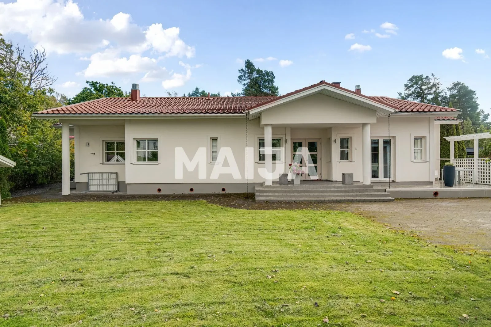 Exterior photo 3