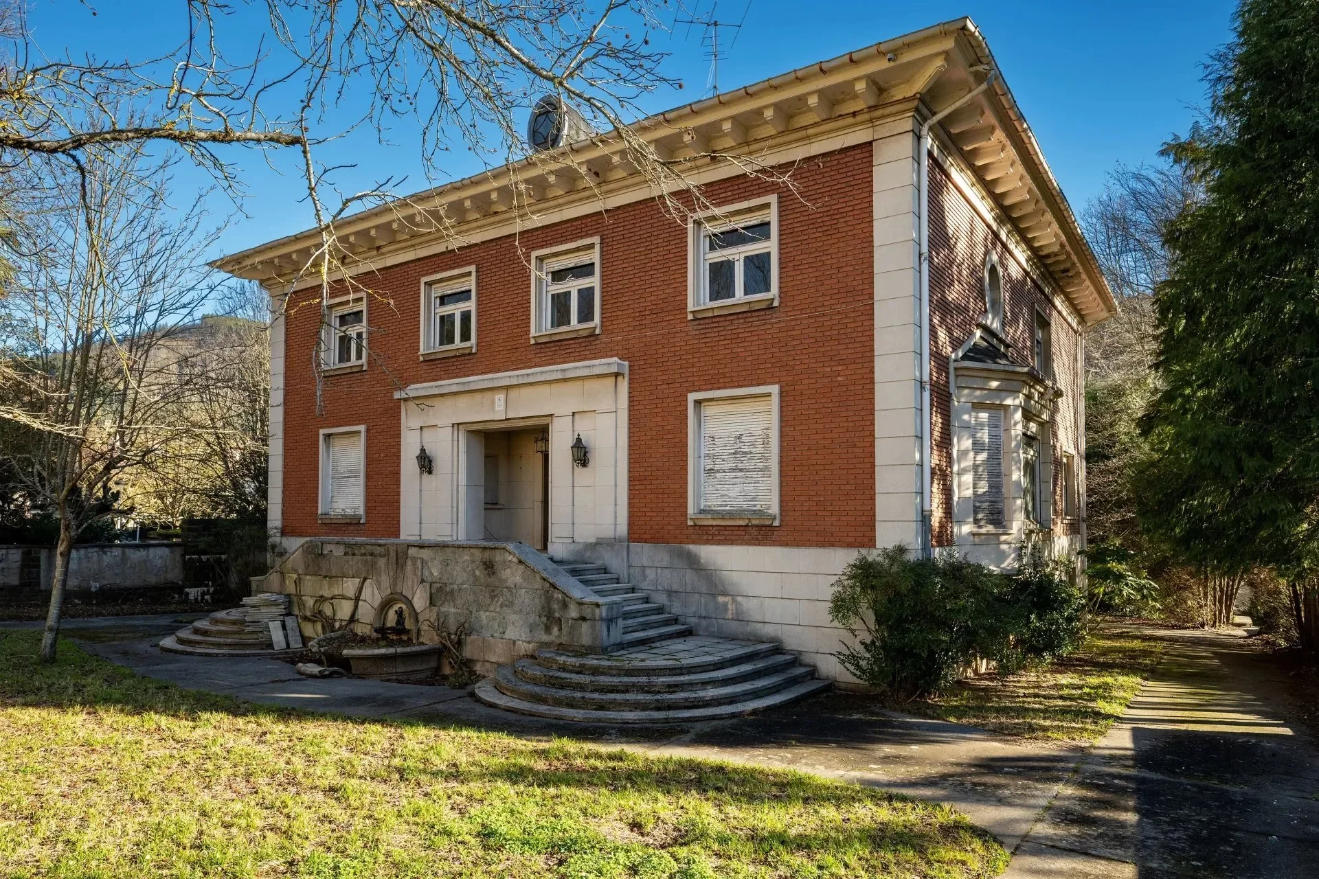 Exterior photo 2