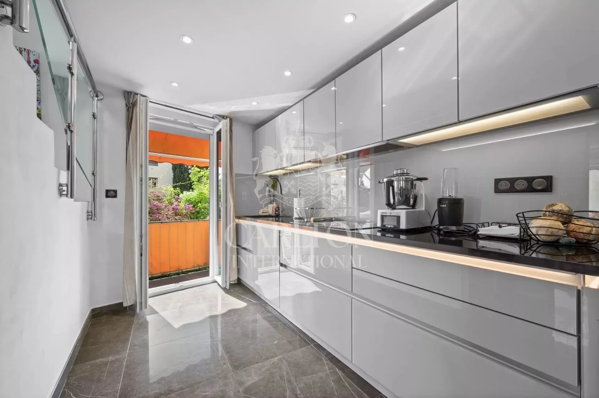 2-Bedroom Apartment – Beaulieu-sur-Mer Town Centre – Top Floor