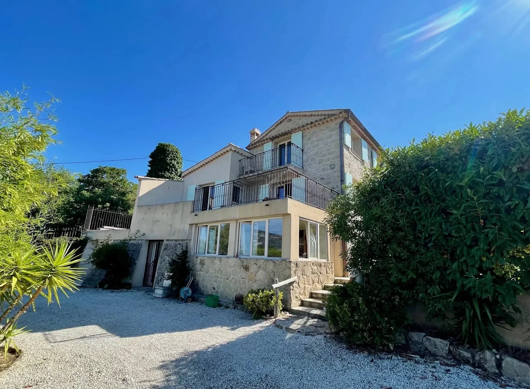 Exterior photo 6