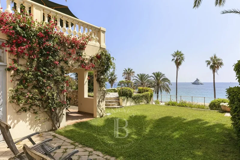 CANNES WATERFRONT - BELLE ÉPOQUE VILLA - 7 BEDROOMS