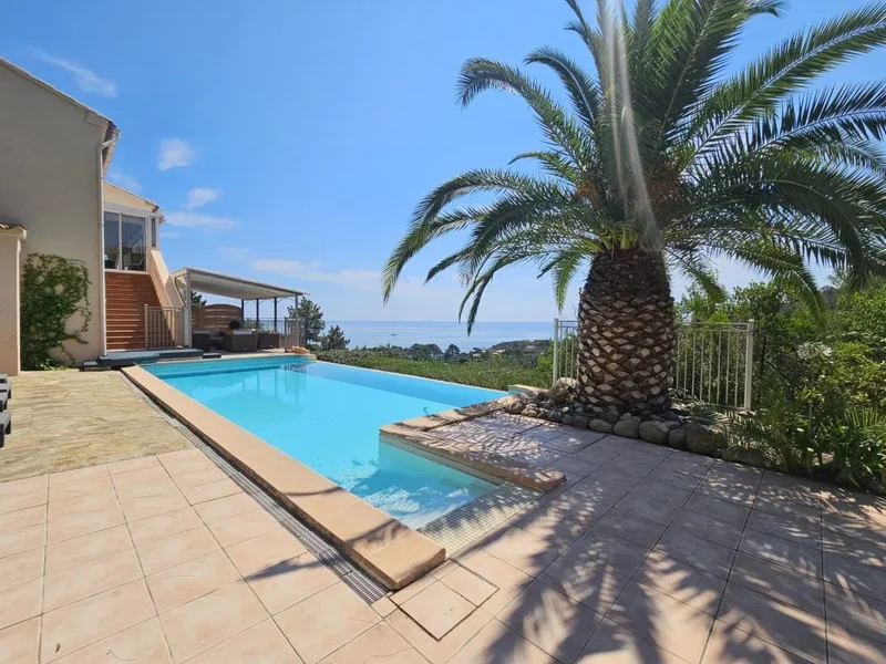 Villa avec piscine vue panoramique sur la mer