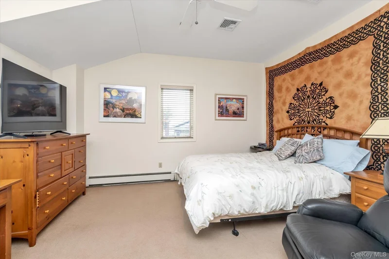 1055 Cedarhurst Street, Valley Stream, New York, United States. - Photo 18