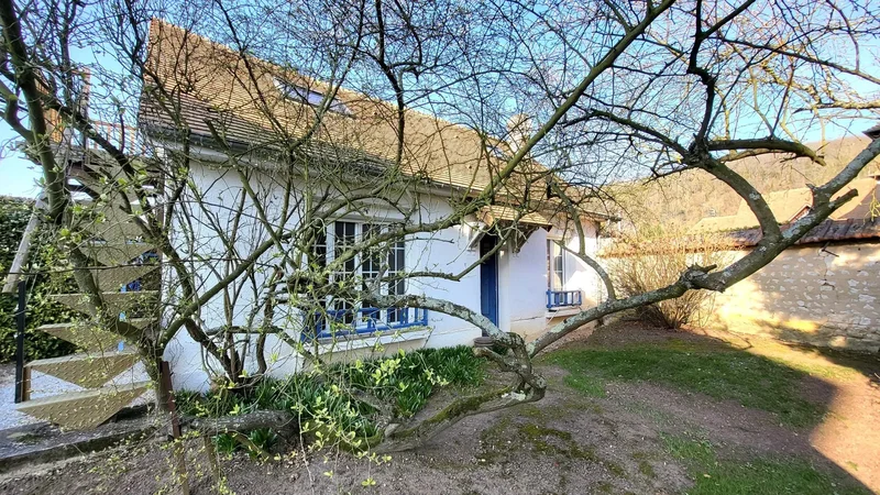 Acquigny, Normandy, France. - Photo 9