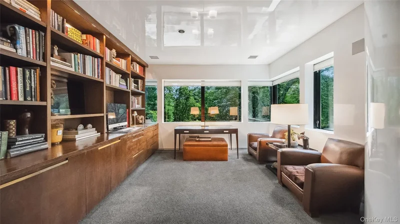 7 Folie Court - Manhasset, New York