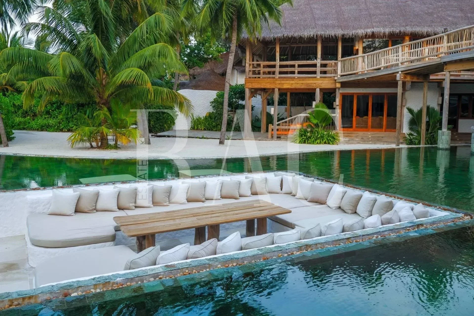 Sale villa Malé, 15 rooms, 9 bedrooms, 1340 m², €12,987,013