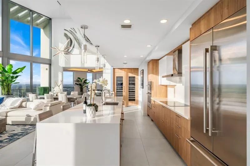 5 Bedrooms Condominium