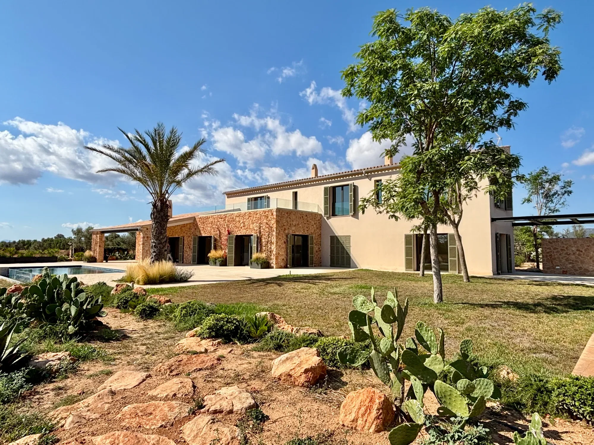 Exterior photo 6