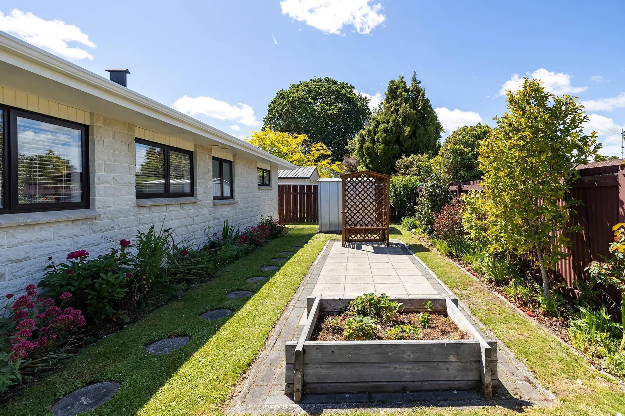 Exterior photo 2