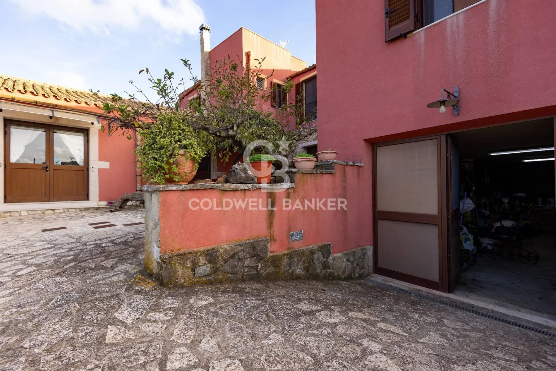 Exterior photo 5