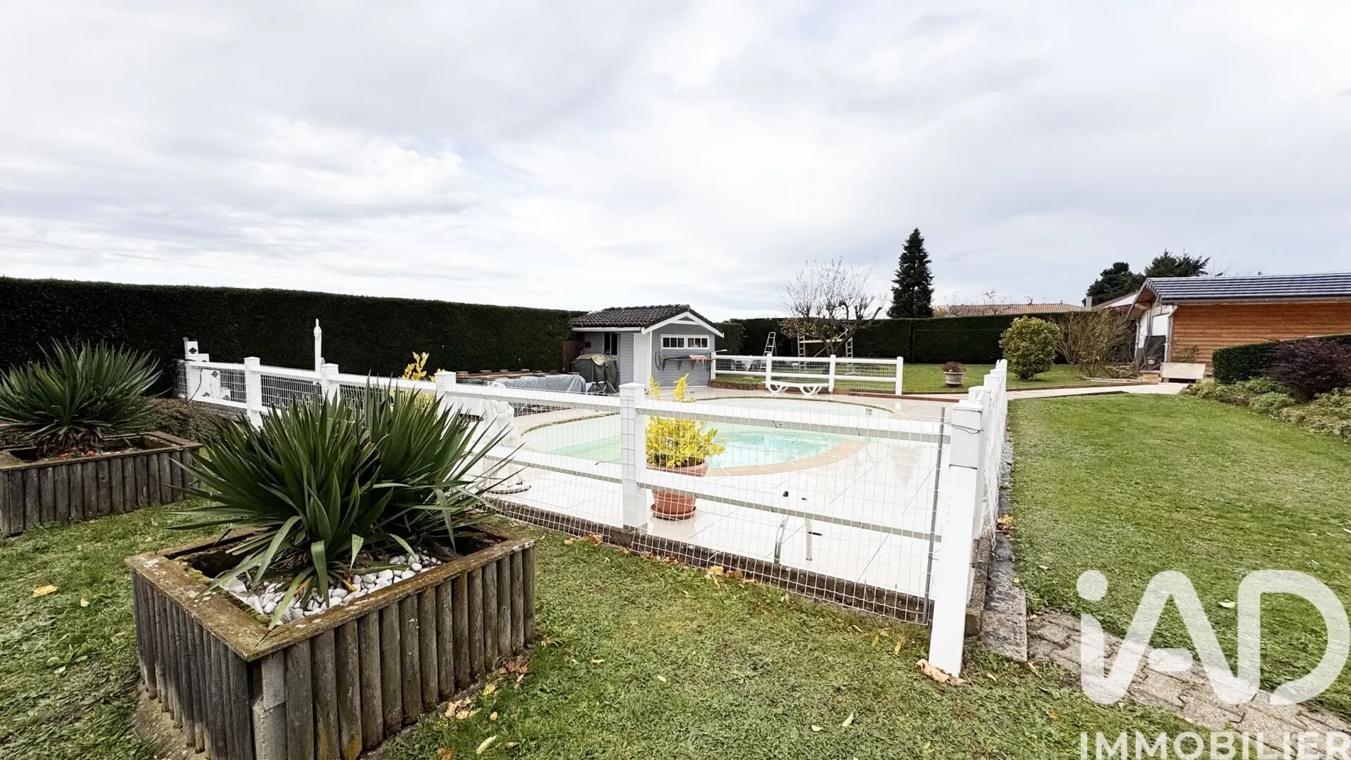 Exterior photo 8