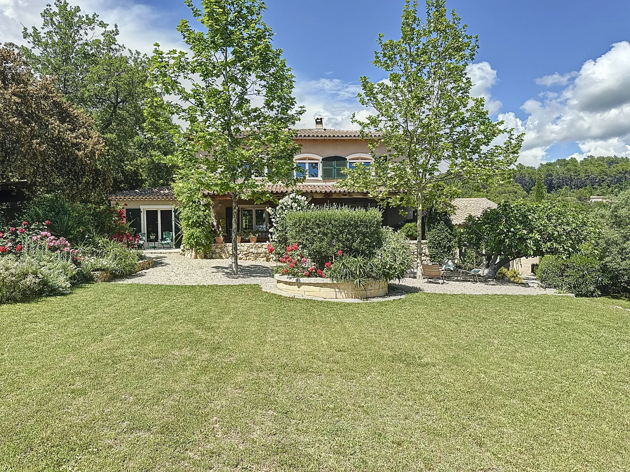 Exterior photo 5