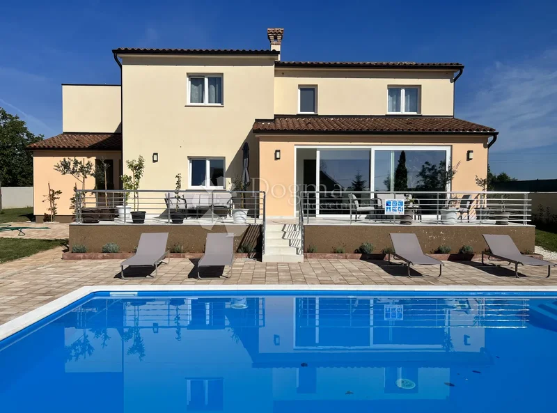 Villa With Swimming Pool In A Peaceful Istral Place