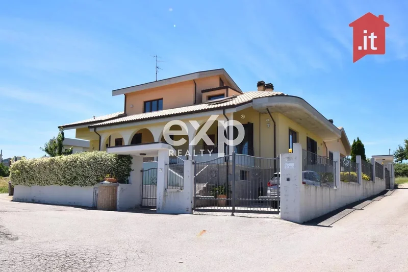 Elegant detached villa with fine finishes, garden and tavern, a stone's throw from the center