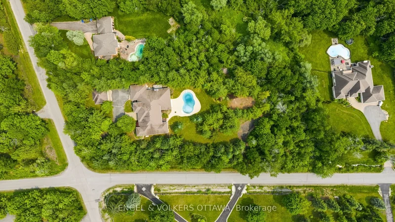 5800 Queenscourt Crescent, Ottawa, Ontario, Canada. - Photo 22