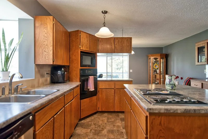 6135 Fairway Avenue, Sechelt, BC V7Z 0L6, Sechelt, British Columbia, Canada. - Photo 21