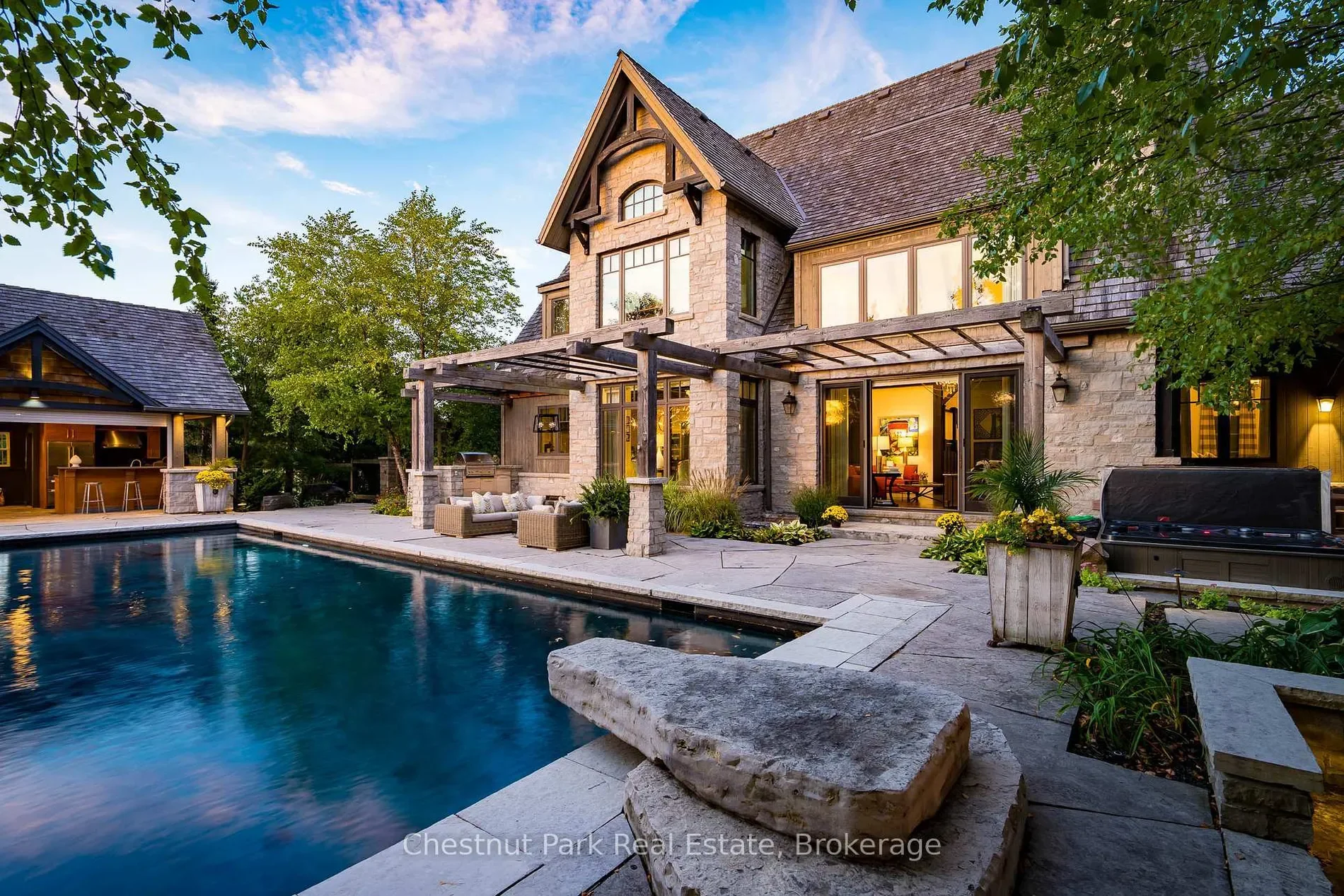 Exterior photo 6