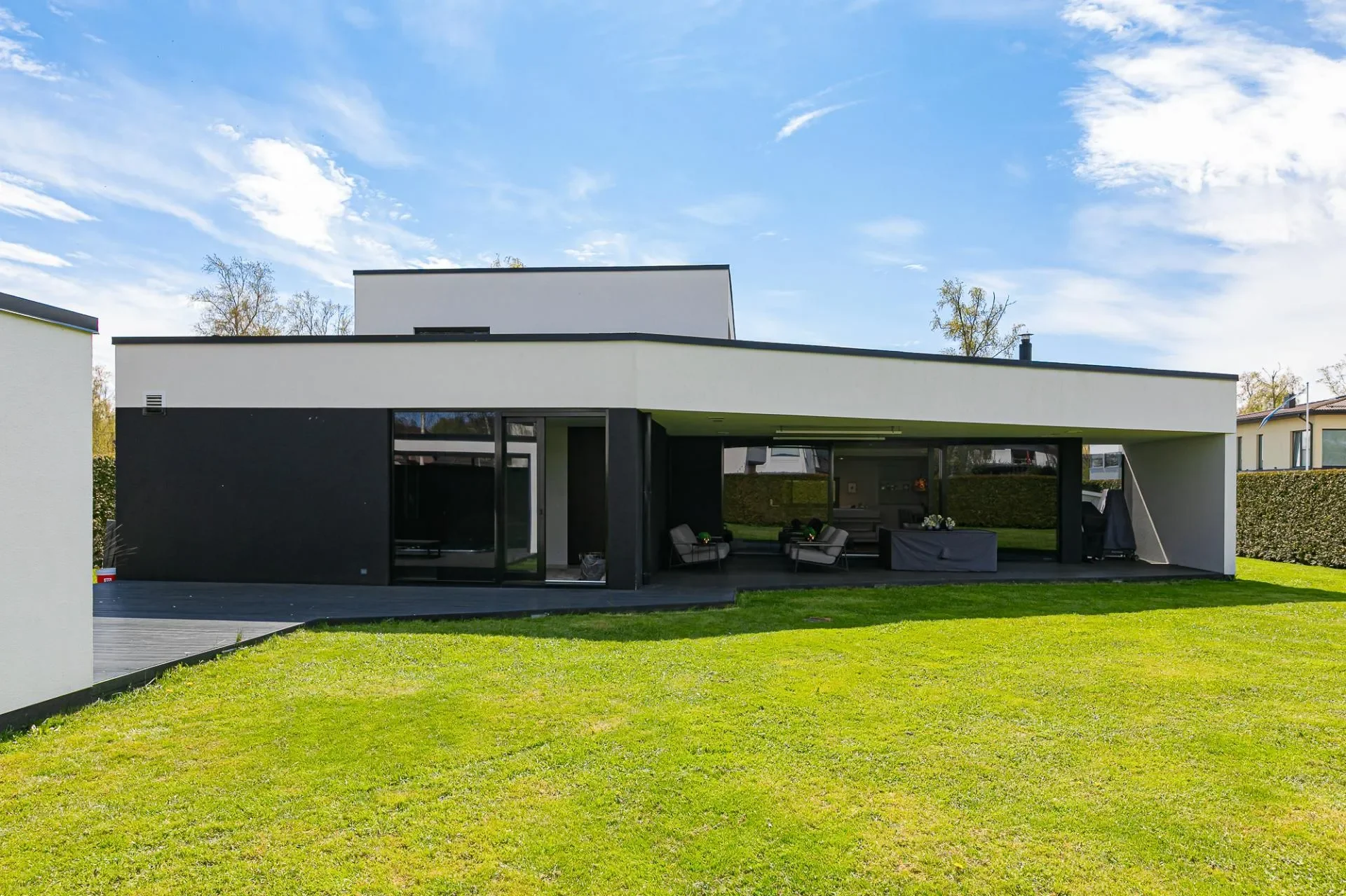 Exterior photo 5