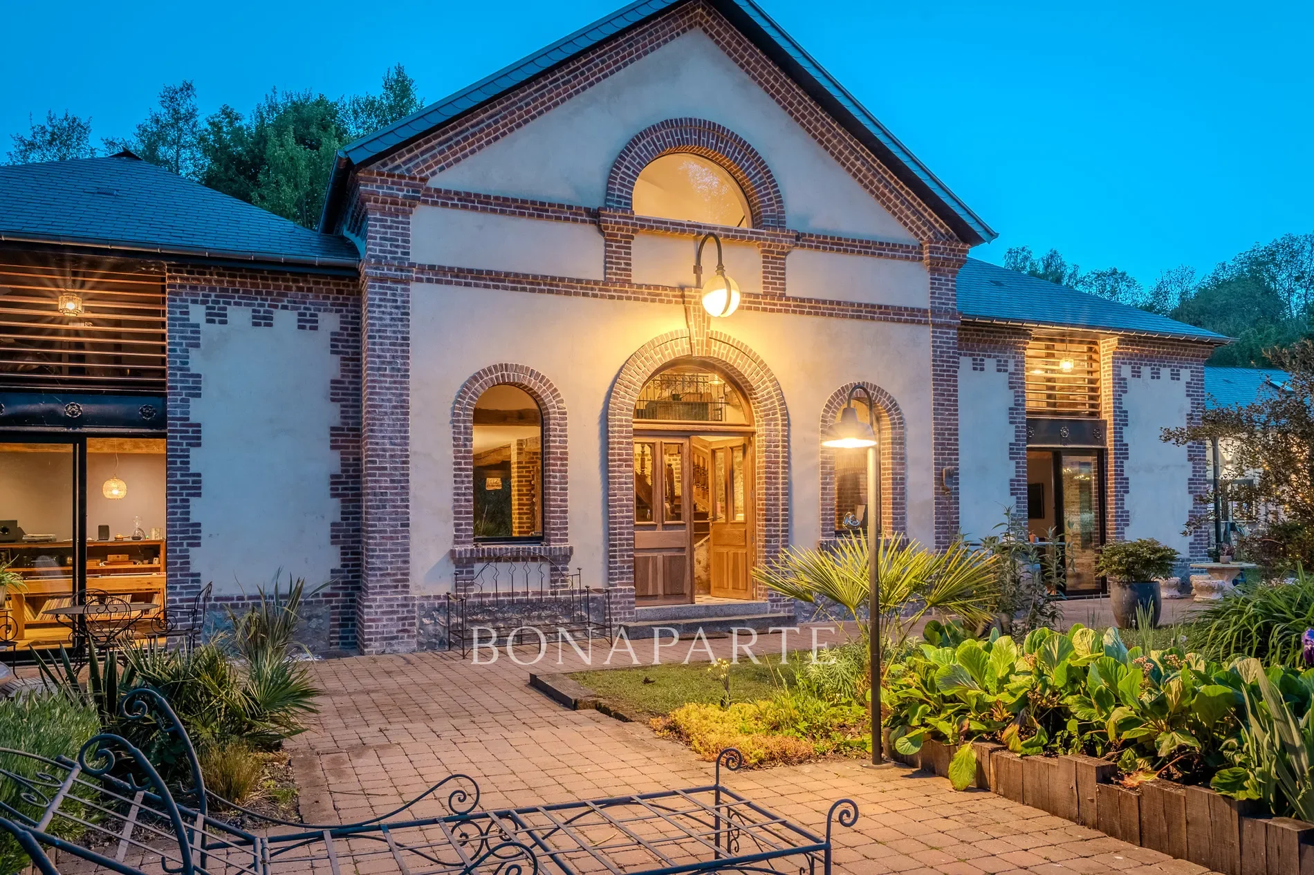 Exterior photo 7
