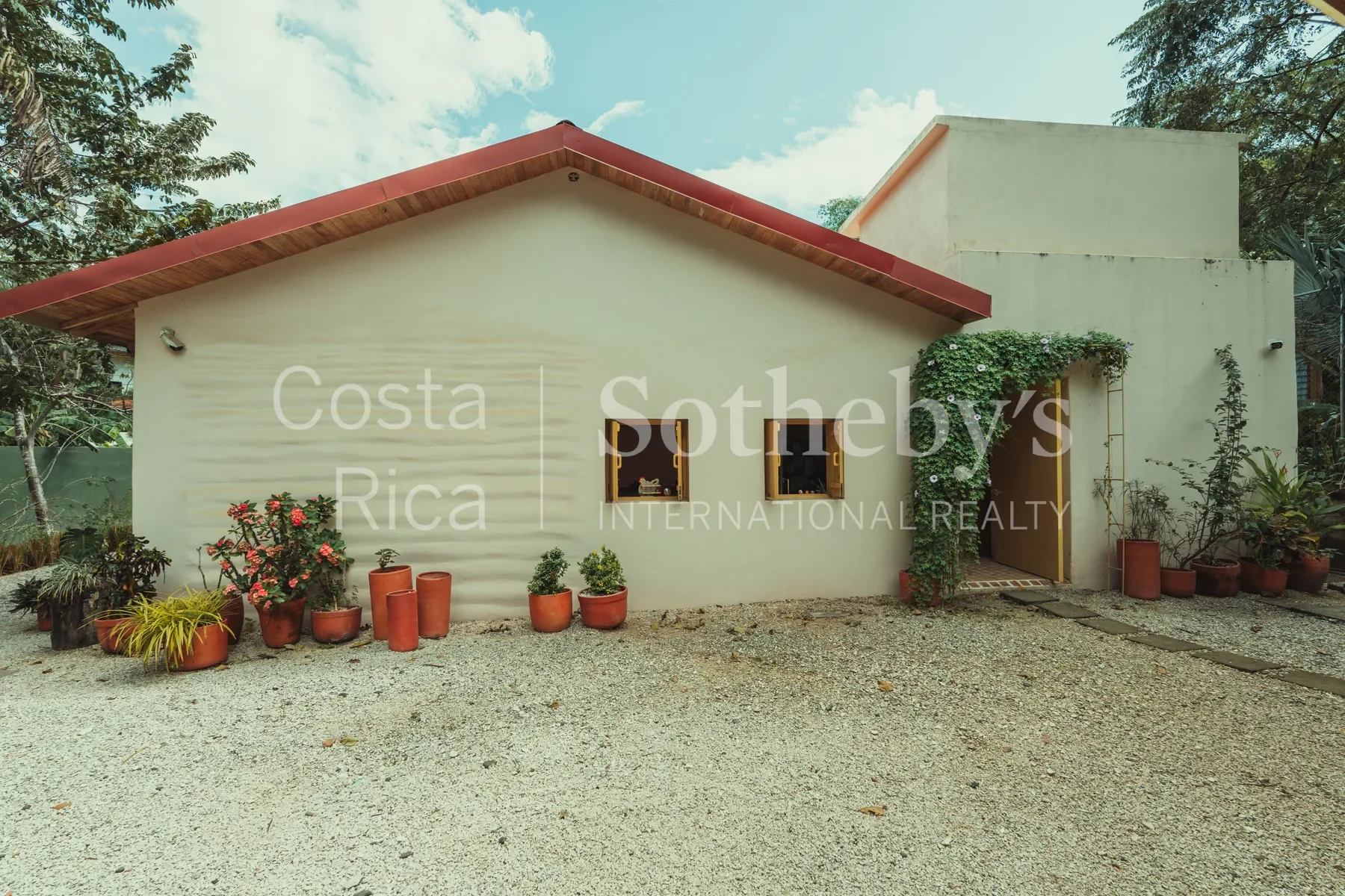 Exterior photo 5
