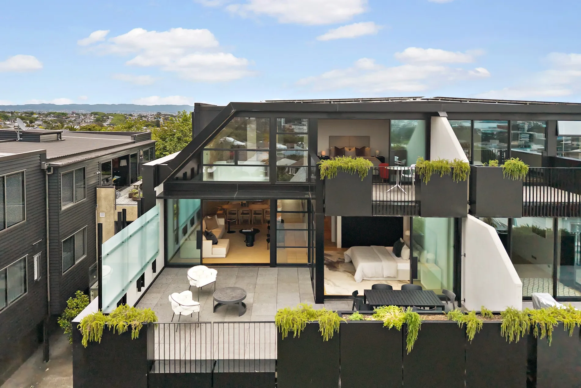Exterior photo 2