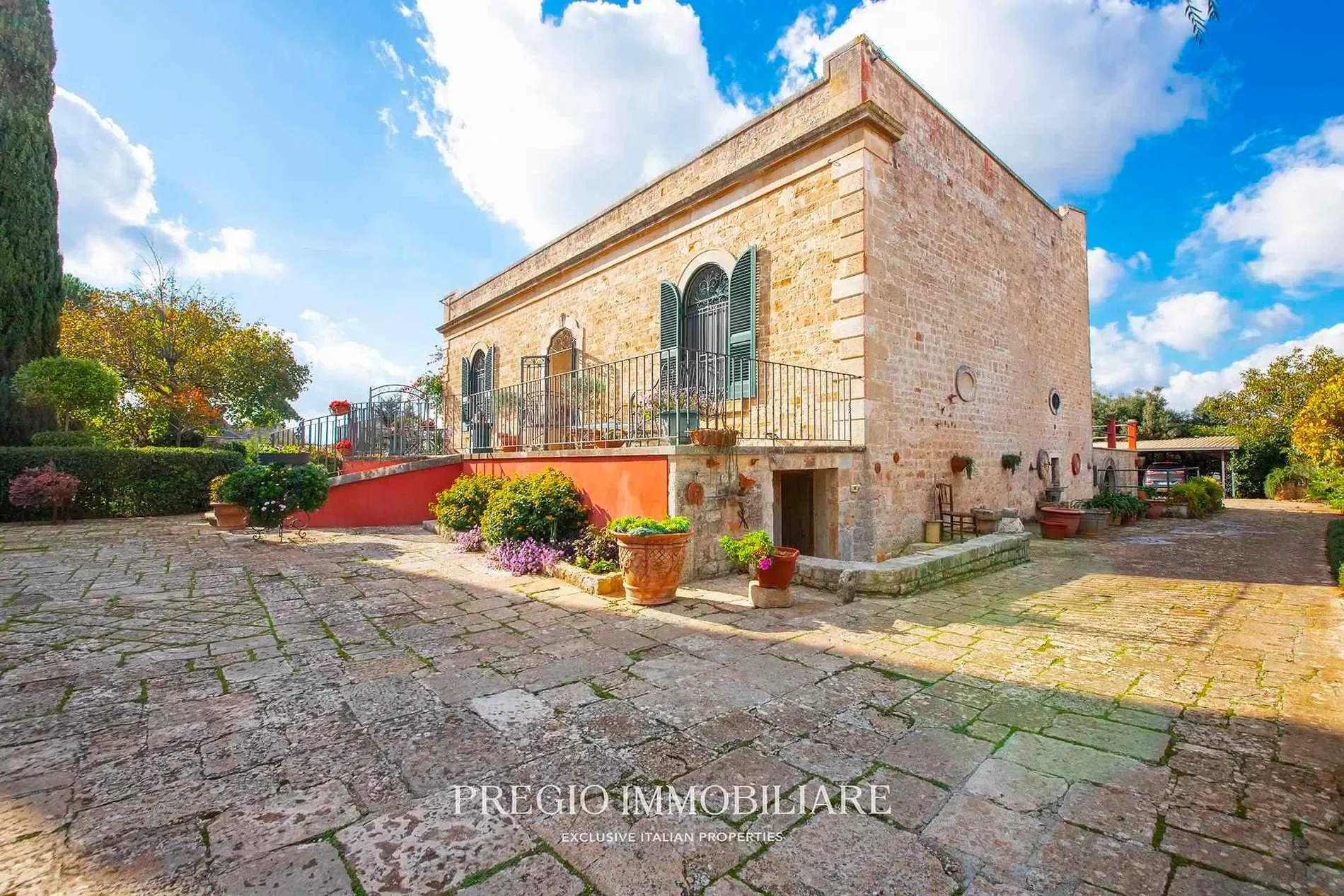 Exterior photo 4