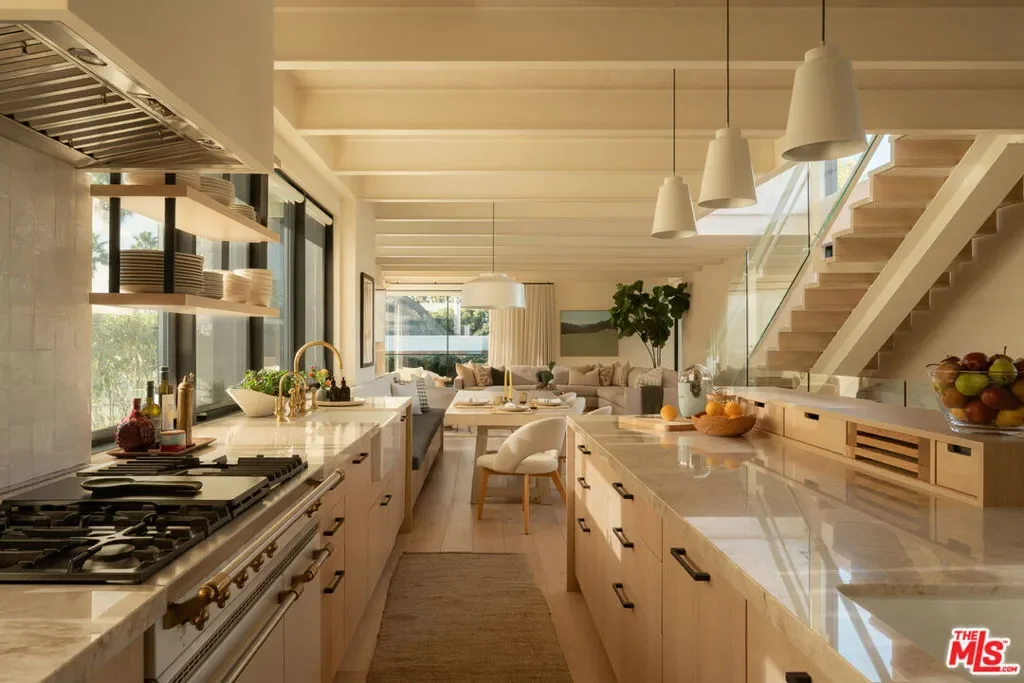 120 N Hart Avenue, Santa Monica, California, United States. - Photo 3