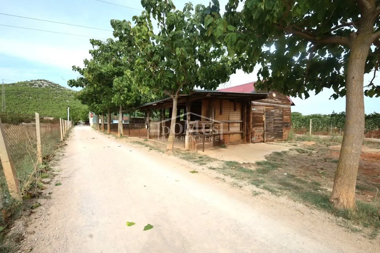 Exterior photo 2