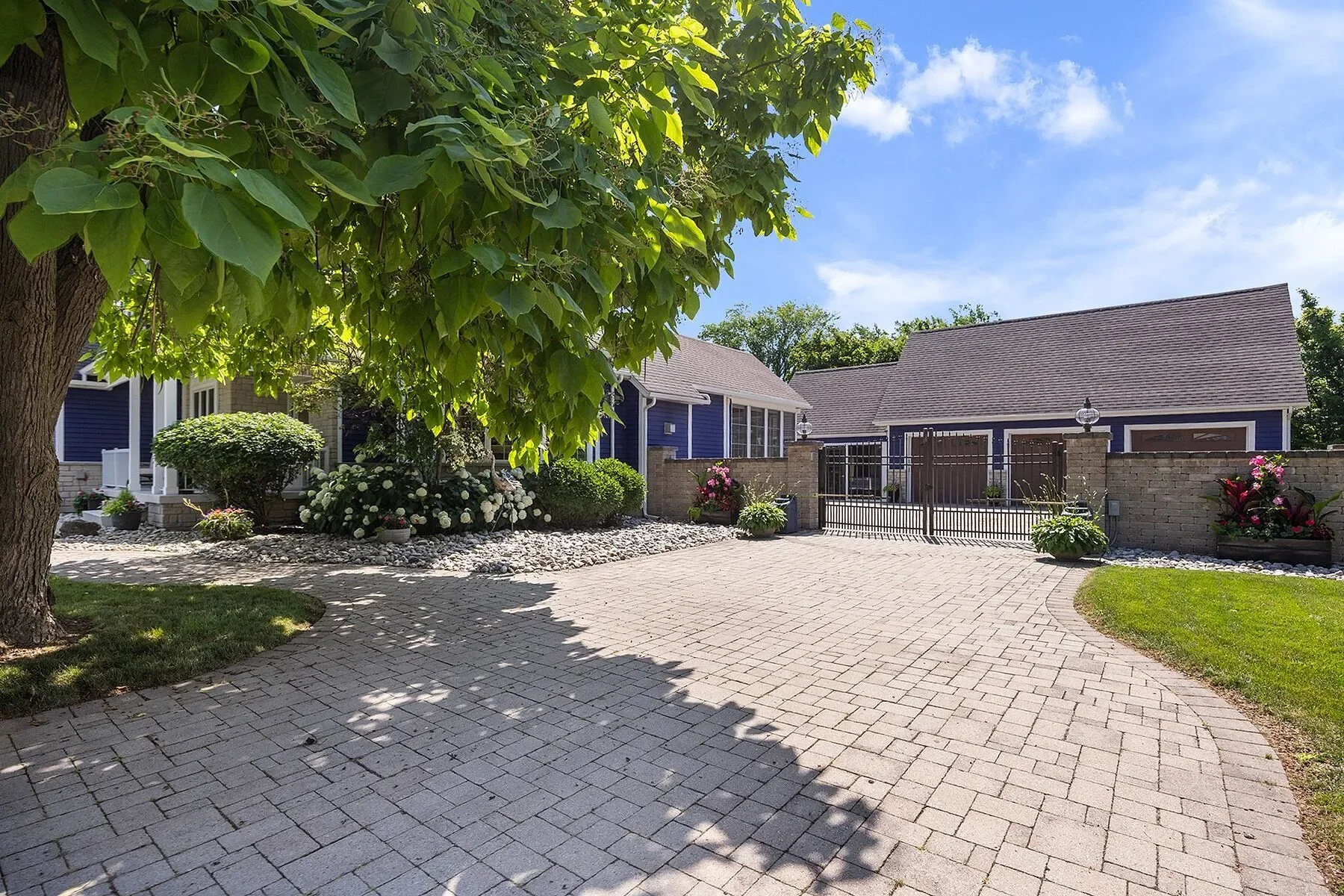 Exterior photo 2