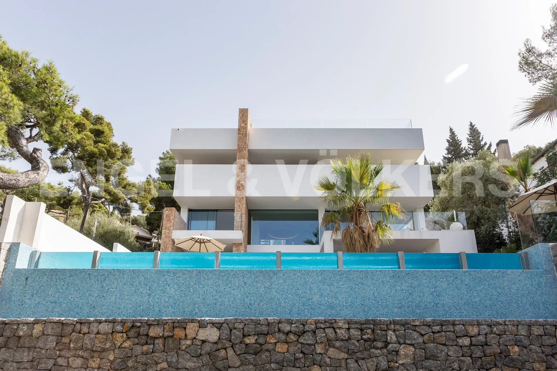 Exterior photo 2