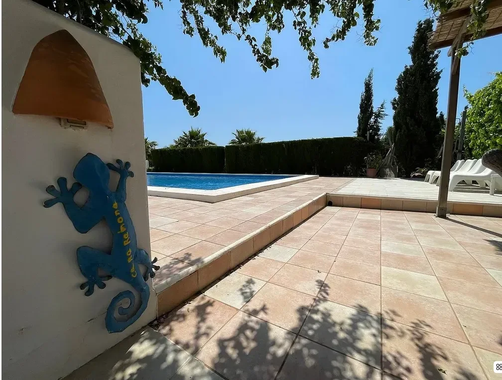 Exterior photo 8
