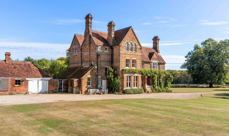 6 bedroom Detached House for sale in Brentwood