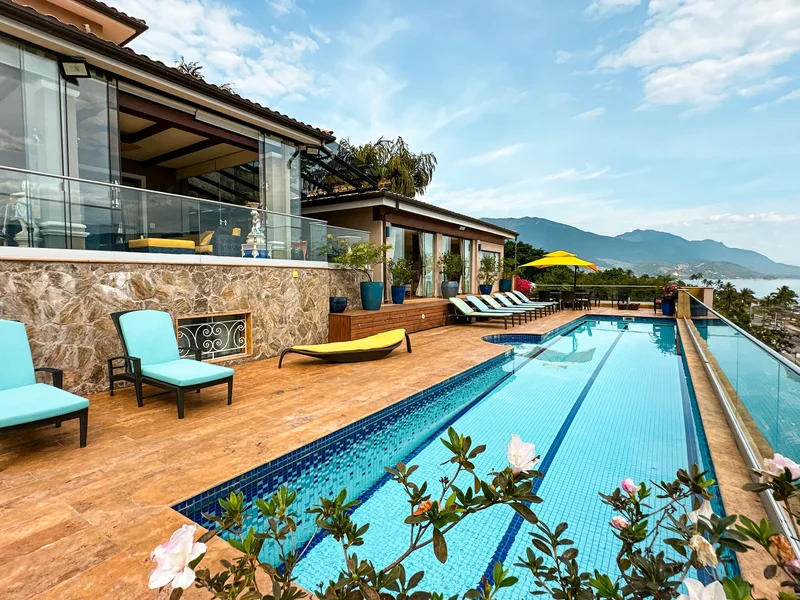 Residence With Sea View And Expansive Layout Near The Waterfront