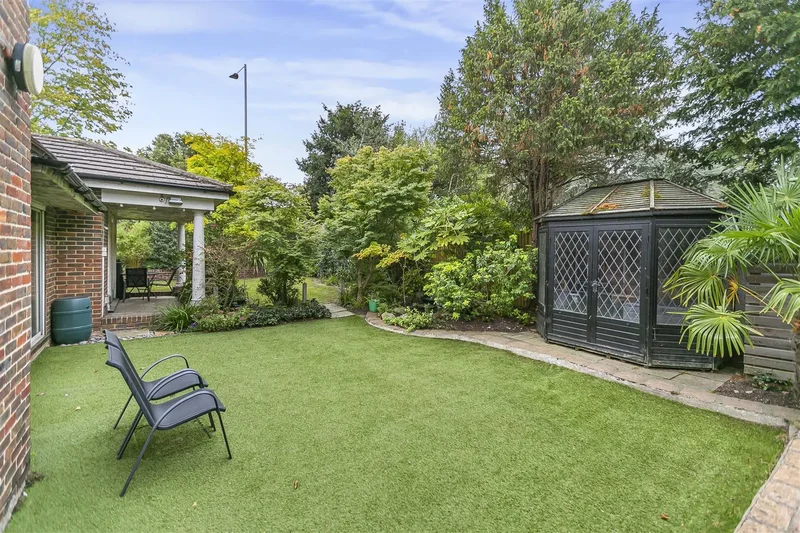 Parkgate Close, Kingston Upon Thames, Kingston upon Thames, England, United Kingdom. - Photo 8