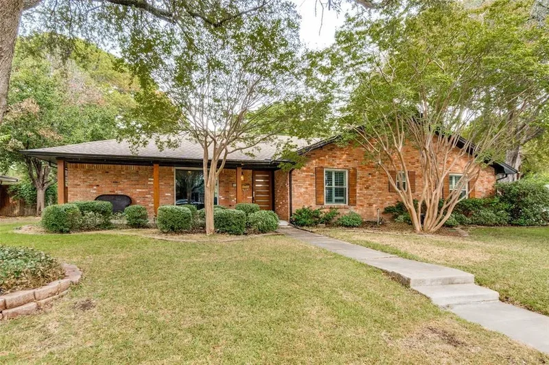 Single Family Residence in Dallas